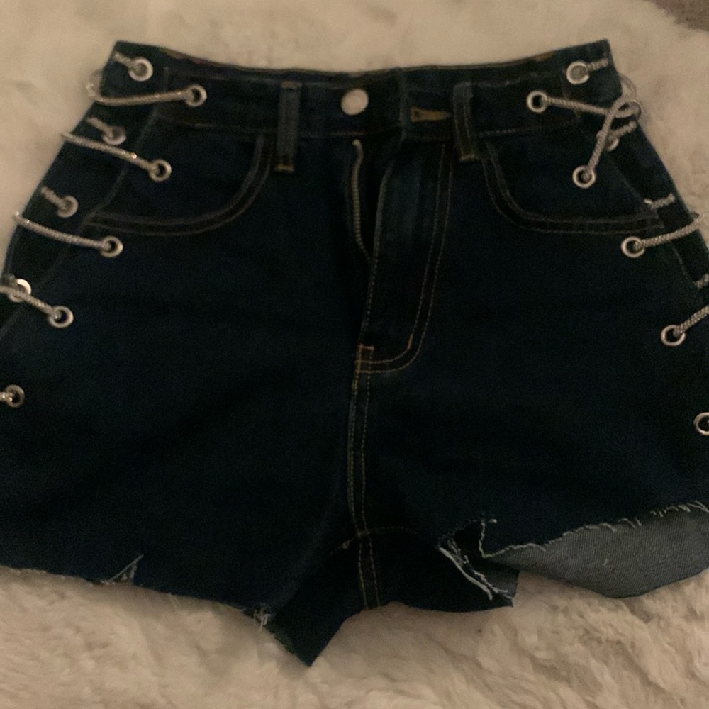 These cute denim shorts 😍